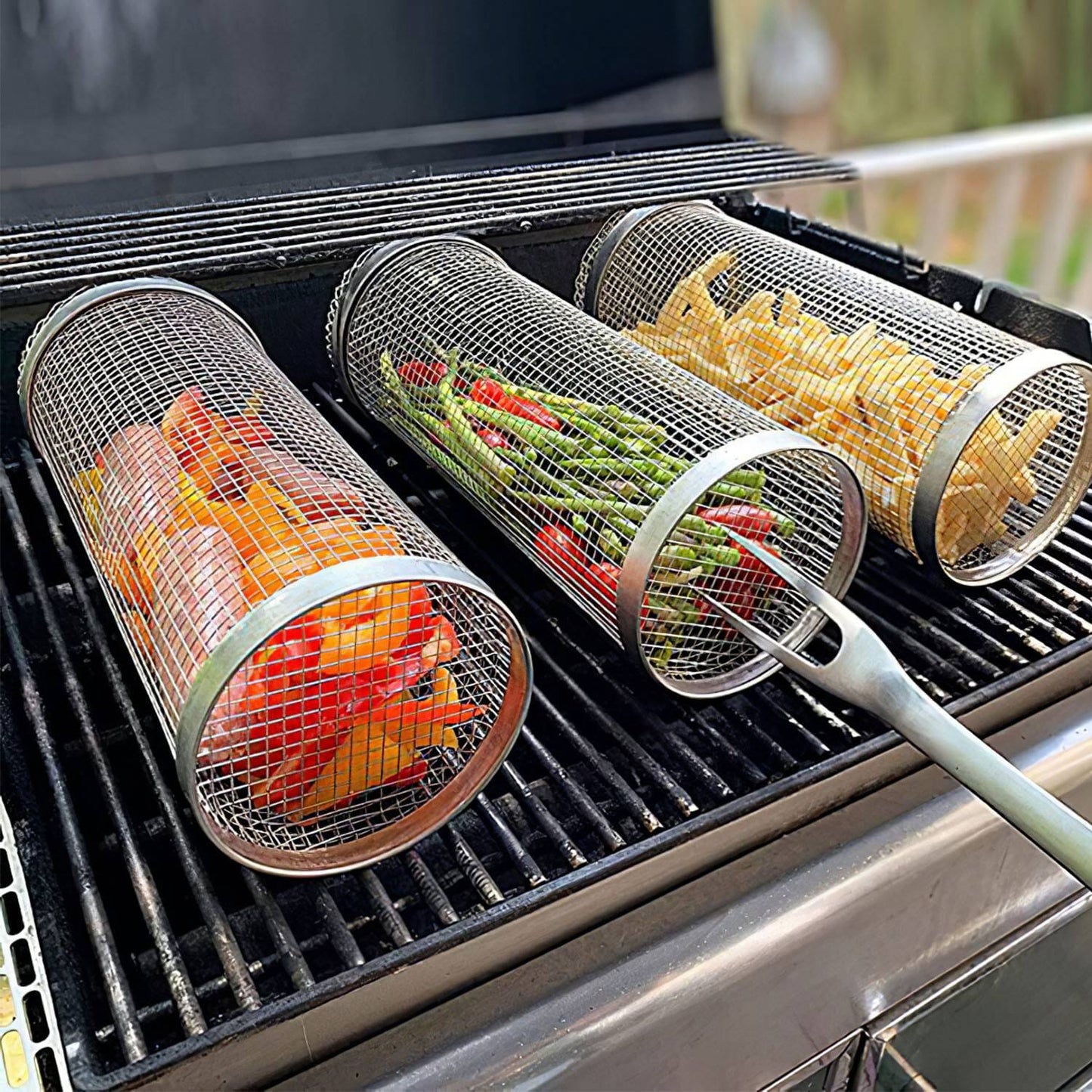 "Tragbarer Edelstahl-Grillkorb mit abgerundeten Kanten, ideal für Gemüse und Grillgut, spülmaschinenfest."