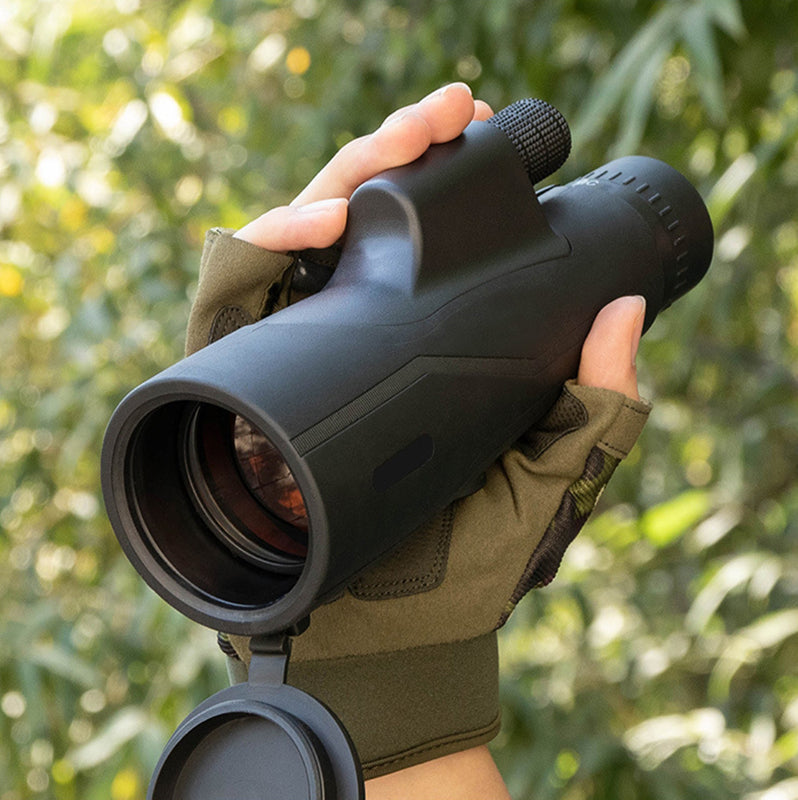 Tragbares Hochleistungsteleskop mit Nachtvisier und ergonomischem Design zur Sternbeobachtung, robust und wetterfest.