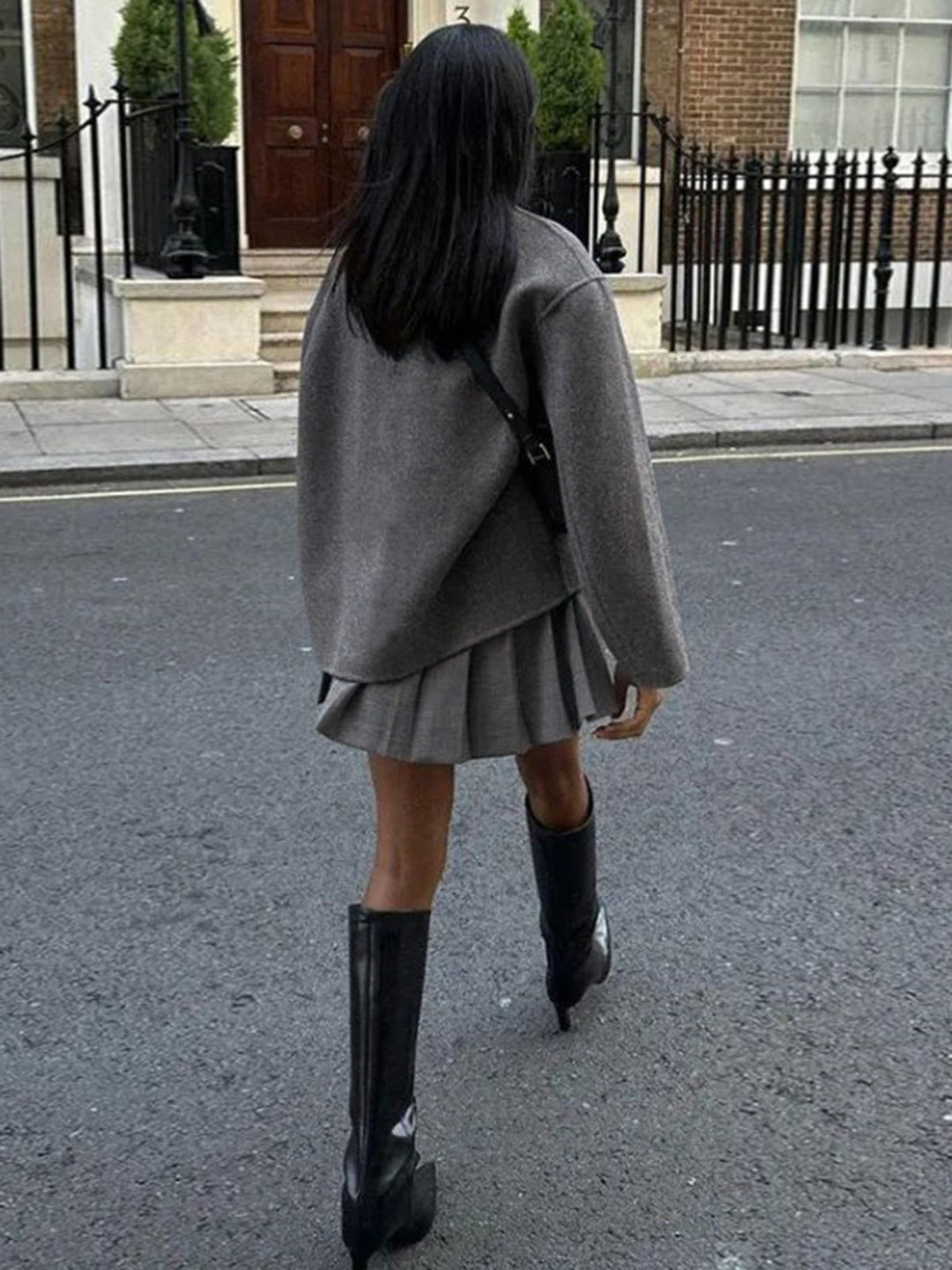"Trendige Damen Jacke mit Knopfverschluss, graues Design, elegante gerade Linienführung, vielseitig kombinierbar, Größe L."