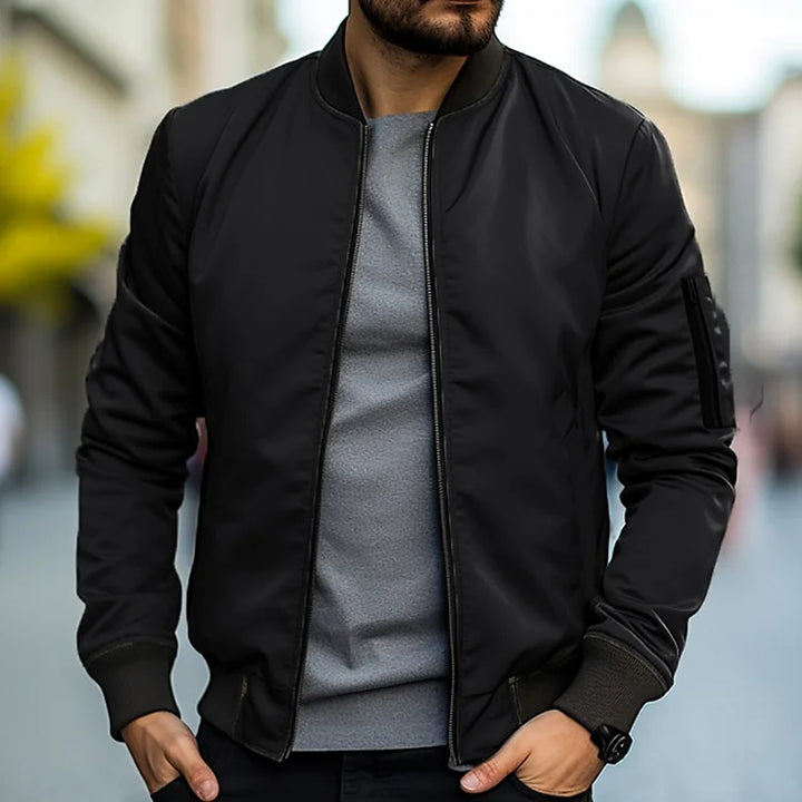 Trendige Herren Bomberjacke, klassischer Pilotenstil, blau, mit perfekter Passform und modernen Akzenten, für Stilbewusste.