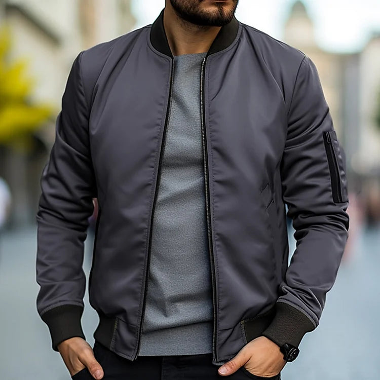 Trendige Herren Bomberjacke, klassischer Pilotenstil, blau, mit perfekter Passform und modernen Akzenten, für Stilbewusste.