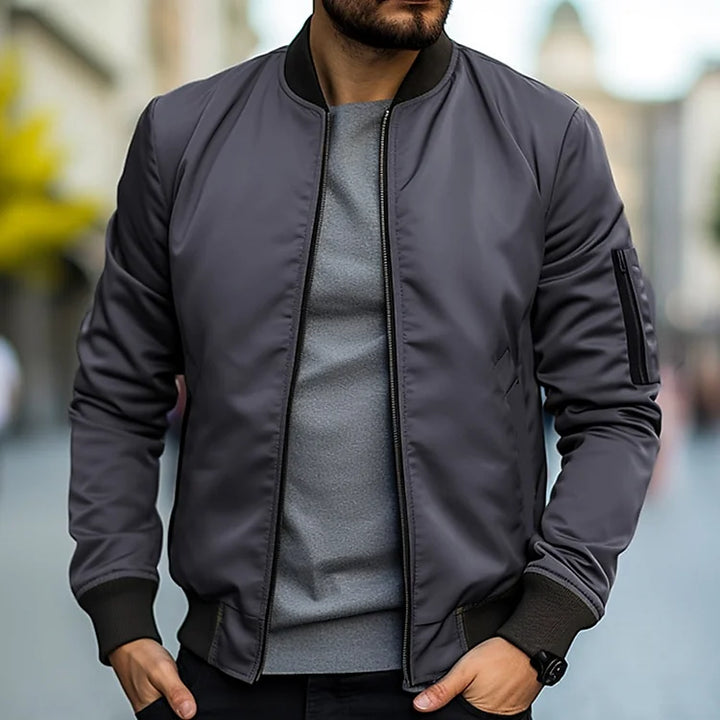 Trendige Herren Bomberjacke, klassischer Pilotenstil, blau, mit perfekter Passform und modernen Akzenten, für Stilbewusste.