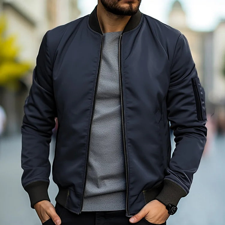 Trendige Herren Bomberjacke, klassischer Pilotenstil, blau, mit perfekter Passform und modernen Akzenten, für Stilbewusste.