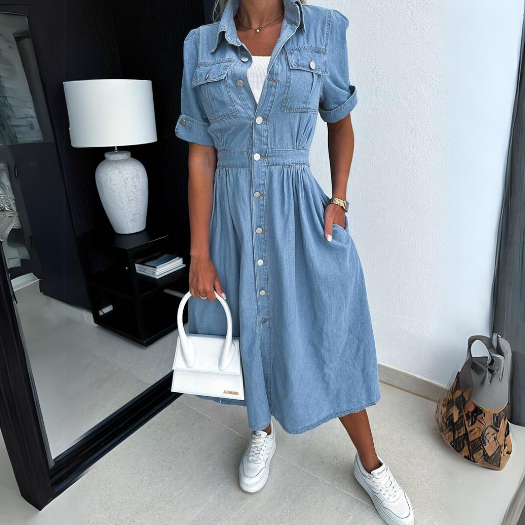 Trendy, nachhaltiges Denimkleid für Damen, Vorderseite; lässiger Schnitt, zeitloser Stil für Alltag und Anlässe.