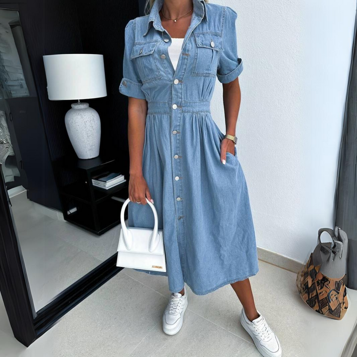 Trendy, nachhaltiges Denimkleid für Damen, Vorderseite; lässiger Schnitt, zeitloser Stil für Alltag und Anlässe.