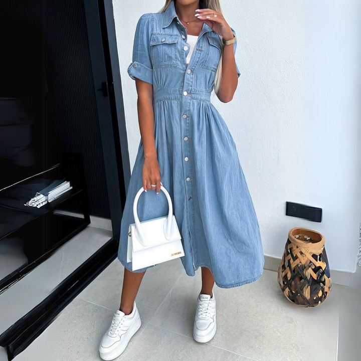 Trendy, nachhaltiges Denimkleid für Damen, Vorderseite; lässiger Schnitt, zeitloser Stil für Alltag und Anlässe.