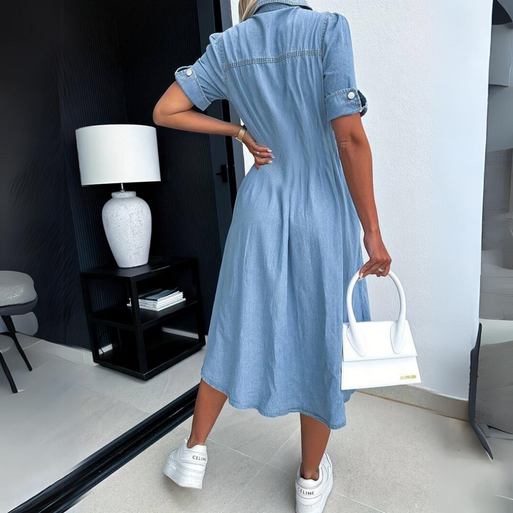 Trendy, nachhaltiges Denimkleid für Damen, Vorderseite; lässiger Schnitt, zeitloser Stil für Alltag und Anlässe.