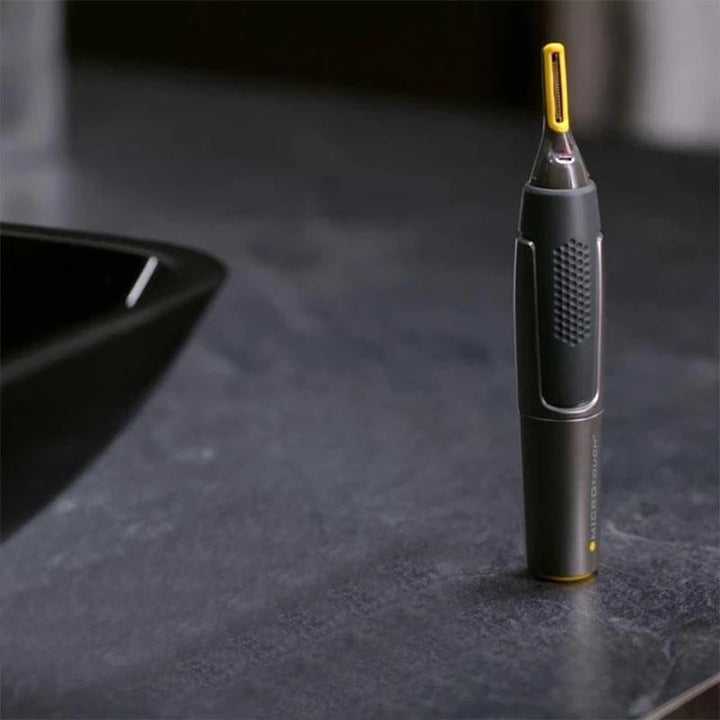 "Ultradünner grauer Präzisionstrimmer für Gesicht mit kabellosem Design, Titanbeschichtung und LED-Licht, ideal für Reisen."