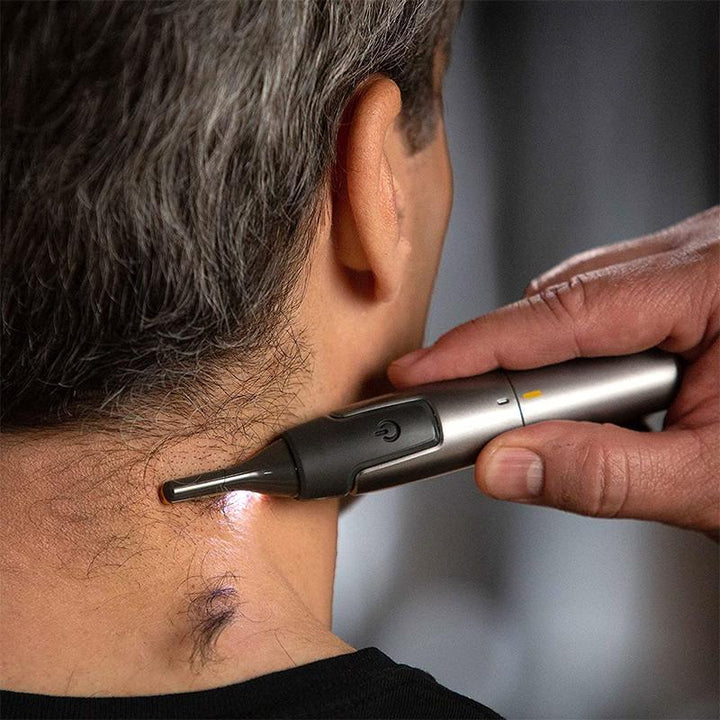 "Ultradünner Präzisionstrimmer mit Metallklingen, graues Design, ergonomisch für präzises Trimmen von Ohren und Nase."