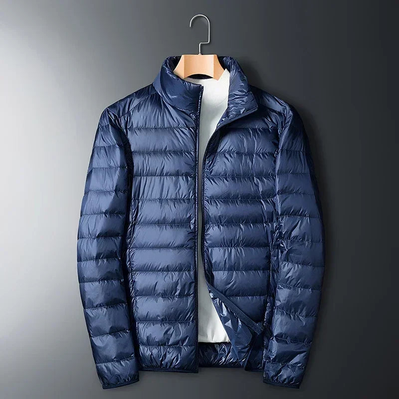 "Ultraleichte Daunenjacke Herren, schlank geschnitten, blau, mit hoher Wärmeisolierung, ideal für Outdoor und Alltag."