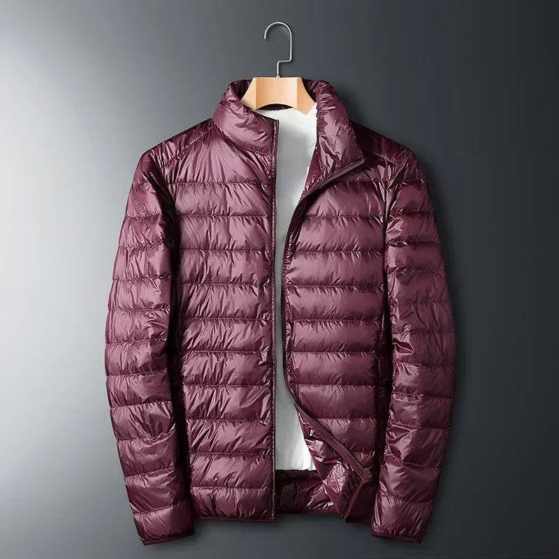 "Ultraleichte Daunenjacke Herren, schlank geschnitten, blau, mit hoher Wärmeisolierung, ideal für Outdoor und Alltag."