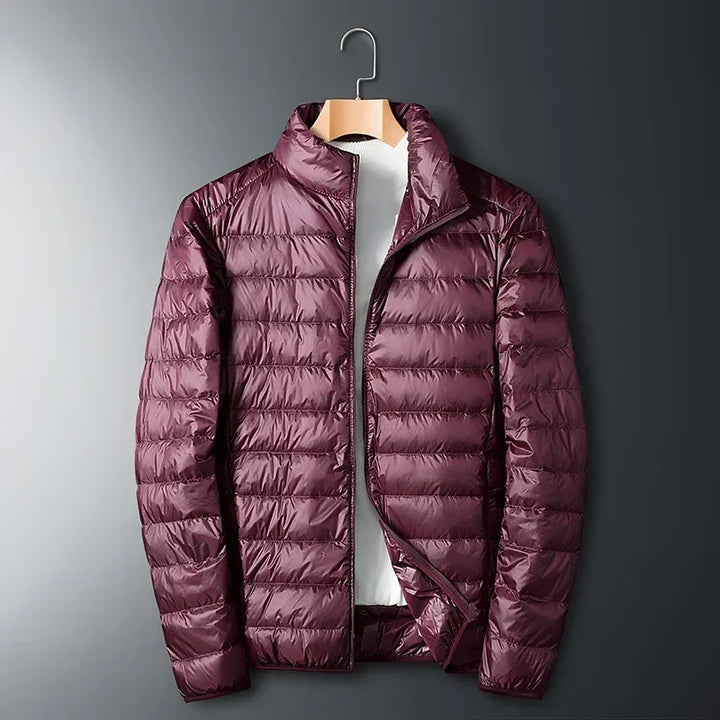 "Ultraleichte Daunenjacke Herren, schlank geschnitten, blau, mit hoher Wärmeisolierung, ideal für Outdoor und Alltag."