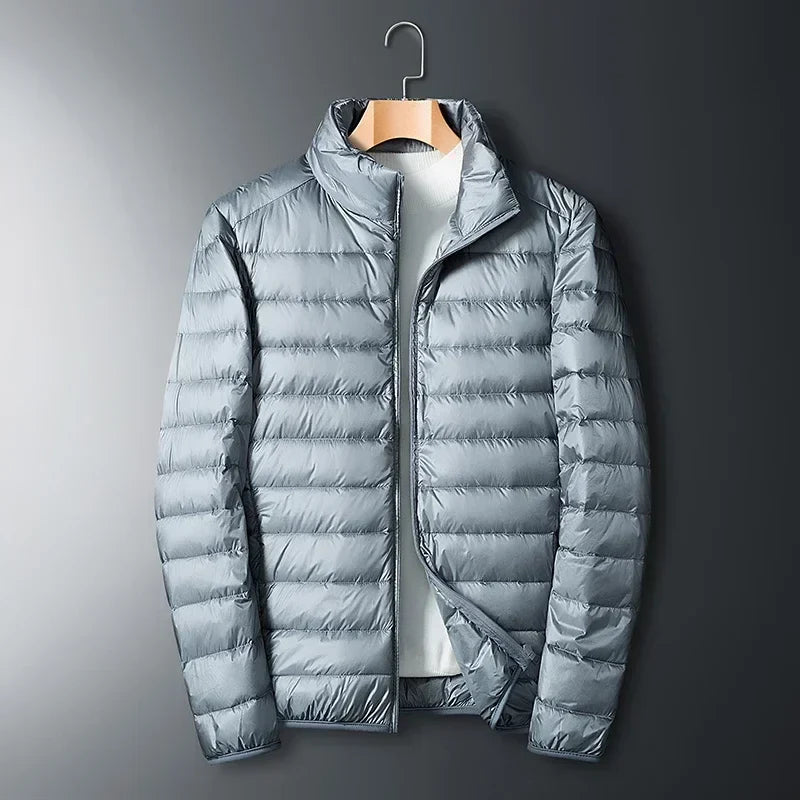 "Ultraleichte Daunenjacke Herren, schlank geschnitten, blau, mit hoher Wärmeisolierung, ideal für Outdoor und Alltag."