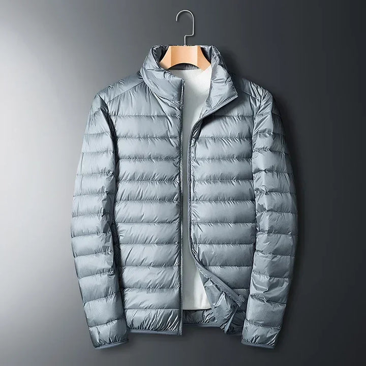 "Ultraleichte Daunenjacke Herren, schlank geschnitten, blau, mit hoher Wärmeisolierung, ideal für Outdoor und Alltag."