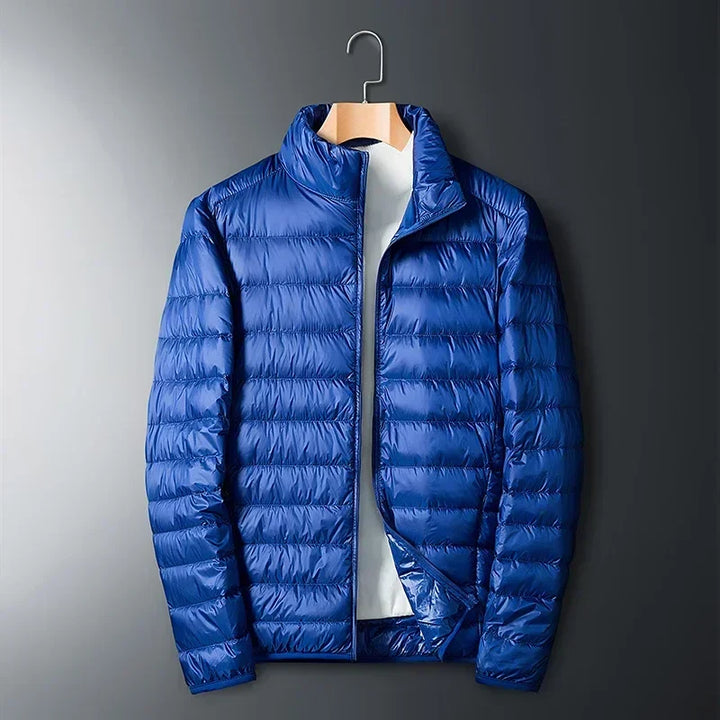 "Ultraleichte Daunenjacke Herren, schlank geschnitten, blau, mit hoher Wärmeisolierung, ideal für Outdoor und Alltag."
