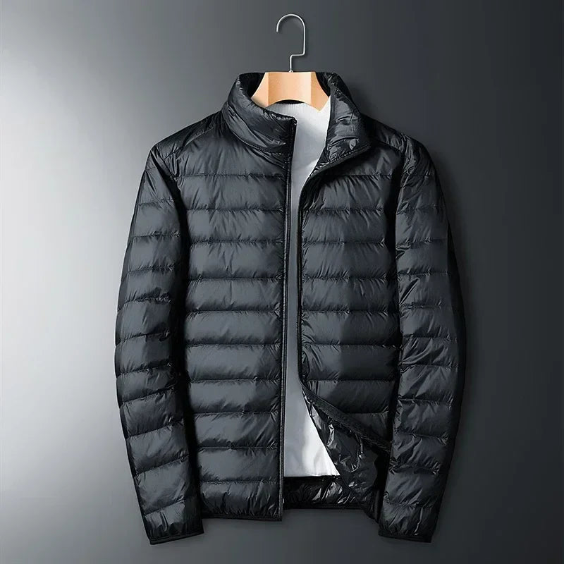 "Ultraleichte Daunenjacke Herren, schlank geschnitten, blau, mit hoher Wärmeisolierung, ideal für Outdoor und Alltag."