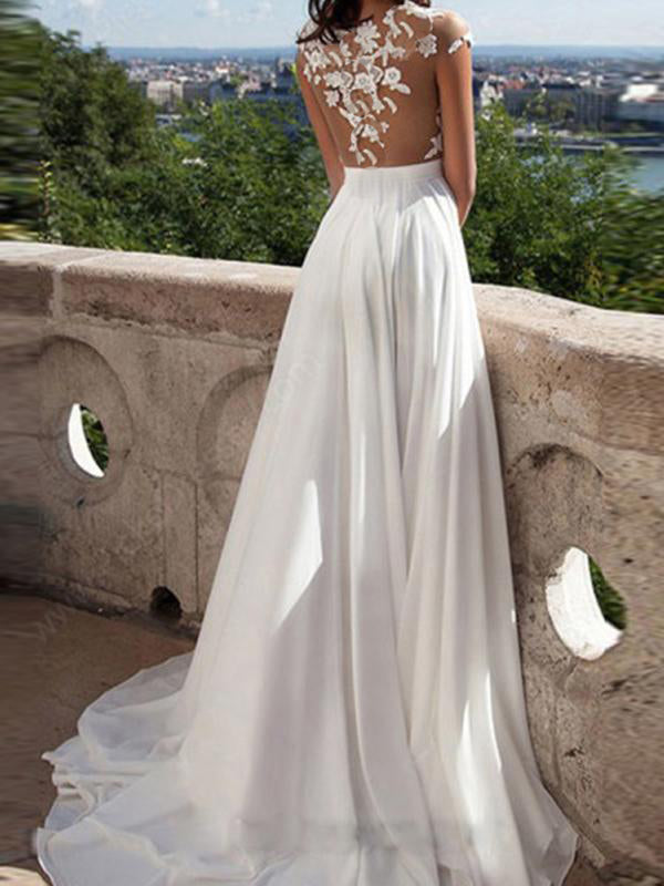Umstandsabendkleid weiß mit V-Ausschnitt, rückenfrei, Spitzenstoff, seitlicher Schlitz, elegantes Design für Schwangere.