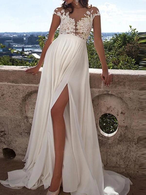 Umstandsabendkleid weiß mit V-Ausschnitt, rückenfrei, Spitzenstoff, seitlicher Schlitz, elegantes Design für Schwangere.