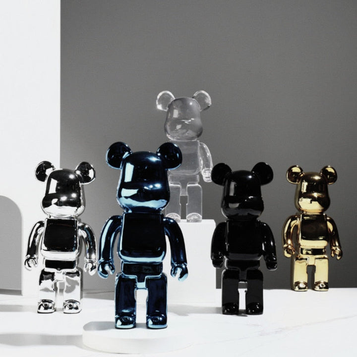 "Umweltfreundliche Bearbricks Skulptur, detailreich gestaltet, ideal für einzigartige Wohnraumdeko und Sammlerstück."