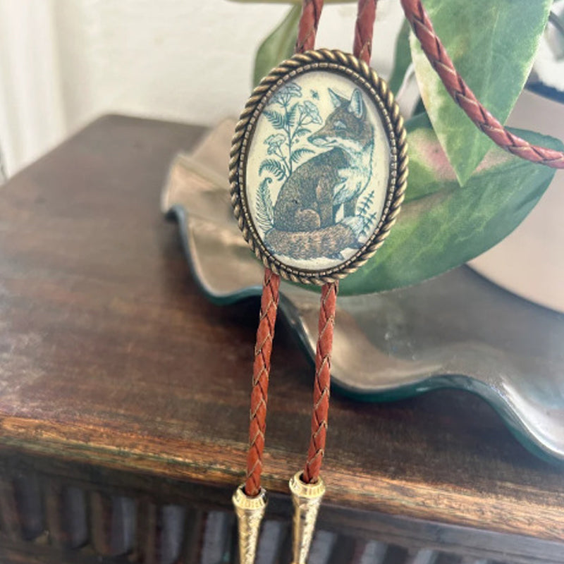 "Unisex Bolo Krawatte mit Banjo Frosch Design; stilvolles Accessoire, verstellbare Lederbänder, moderner Look."
