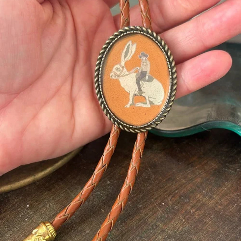 "Unisex Bolo Krawatte mit Banjo Frosch Design; stilvolles Accessoire, verstellbare Lederbänder, moderner Look."