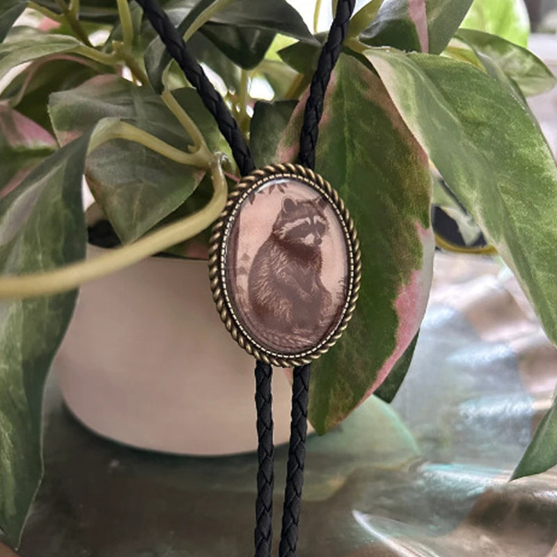 "Unisex Bolo Krawatte mit Banjo Frosch Design; stilvolles Accessoire, verstellbare Lederbänder, moderner Look."