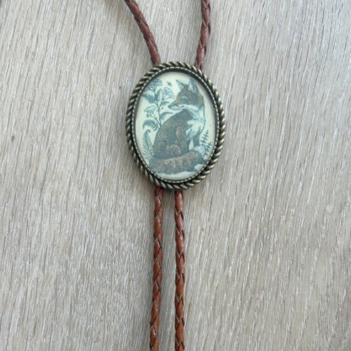 "Unisex Bolo Krawatte mit Banjo Frosch Design; stilvolles Accessoire, verstellbare Lederbänder, moderner Look."