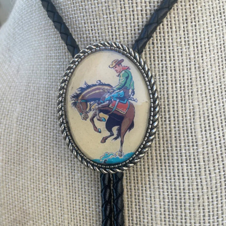 "Unisex Bolo Krawatte mit Banjo Frosch Design; stilvolles Accessoire, verstellbare Lederbänder, moderner Look."