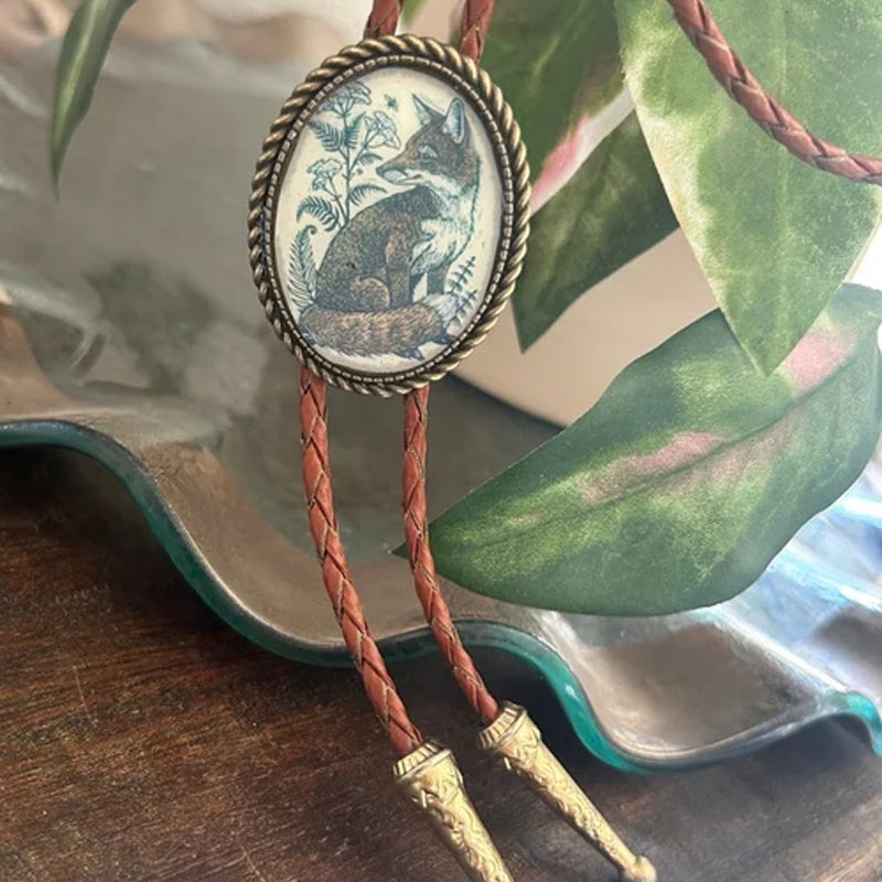 "Unisex Bolo Krawatte mit Banjo Frosch Design; stilvolles Accessoire, verstellbare Lederbänder, moderner Look."