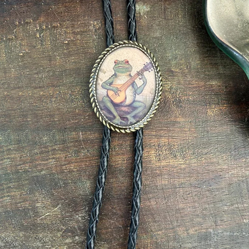 "Unisex Bolo Krawatte mit Banjo Frosch Design; stilvolles Accessoire, verstellbare Lederbänder, moderner Look."