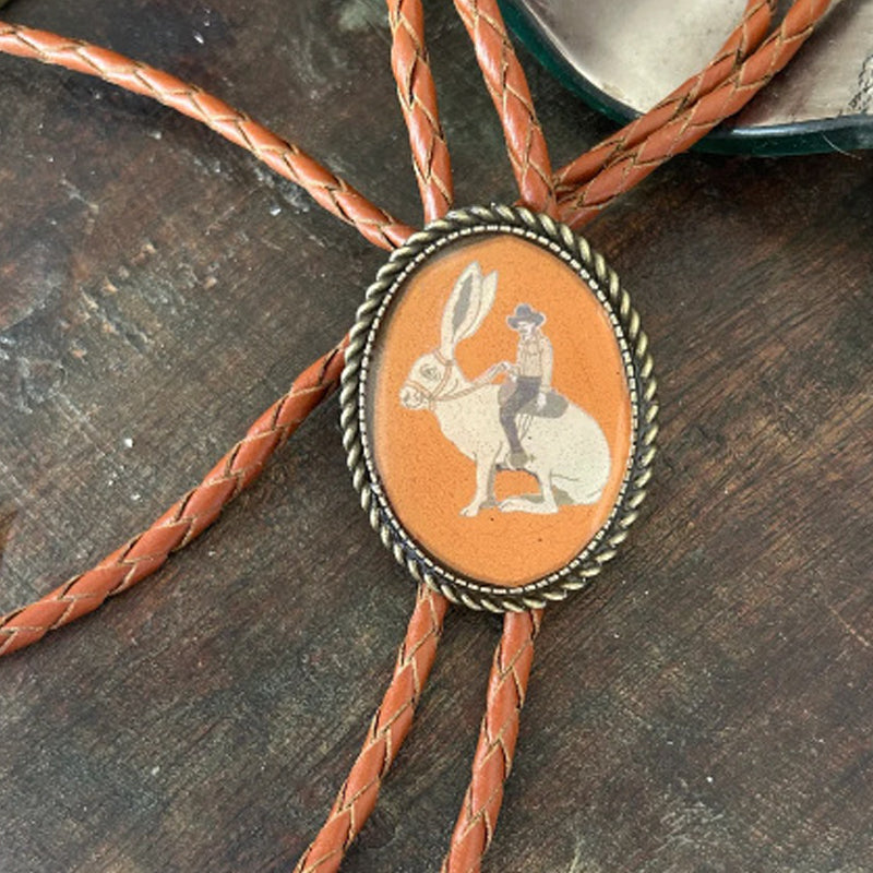 "Unisex Bolo Krawatte mit Banjo Frosch Design; stilvolles Accessoire, verstellbare Lederbänder, moderner Look."