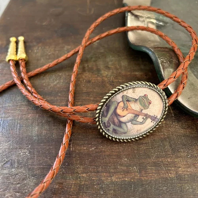 "Unisex Bolo Krawatte mit Banjo Frosch Design; stilvolles Accessoire, verstellbare Lederbänder, moderner Look."