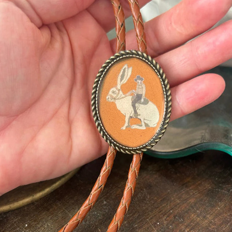"Unisex Bolo Krawatte mit Banjo spielendem Frosch aus Metall und Harz, ideal als stilvolles, exotisches Accessoire."