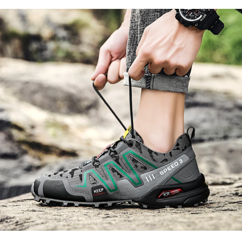 Unisex orthopädischer Lauf- und Wanderschuh, dunkelgrau, mit atmungsaktivem Obermaterial und rutschfester Sohle.