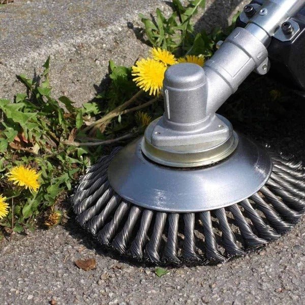 Unkrautbürste und Trimmer aus Karbonstahl, effizient gegen hartnäckiges Unkraut, ergonomisch, für Gartenpflege.