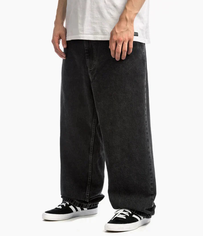"Urbaner Herrenjeans Maverick mit legérem Skater-Stil, robustem Material und vielseitigem Design in Hellblau."