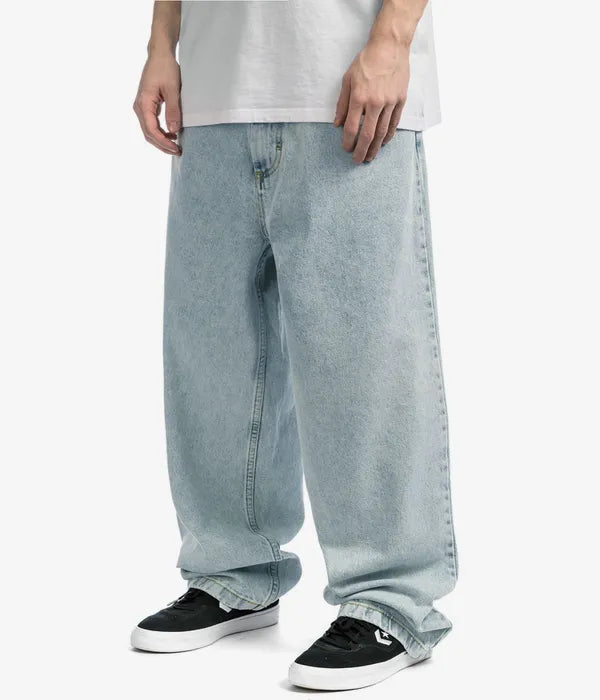 "Urbaner Herrenjeans Maverick mit legérem Skater-Stil, robustem Material und vielseitigem Design in Hellblau."