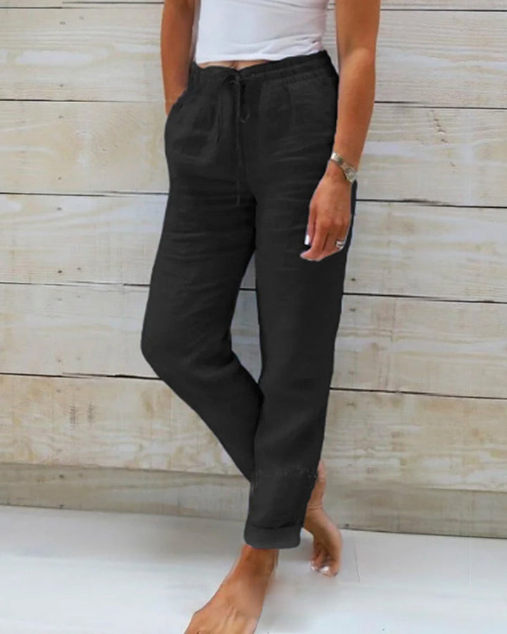 "Vanessa Stretch-Hose für Damen in Schwarz, elastisches Material, elegante schlanke Passform, ideal für jeden Anlass."
