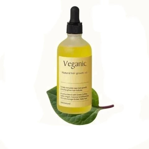 "Veganes Haarwuchsöl in Glasflasche, reich an Arganöl und Rosmarin, fördert gesundes Haarwachstum und schützt vor Haarbruch."