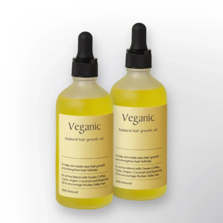 "Veganes Haarwuchsöl in Glasflasche, reich an Arganöl und Rosmarin, fördert gesundes Haarwachstum und schützt vor Haarbruch."