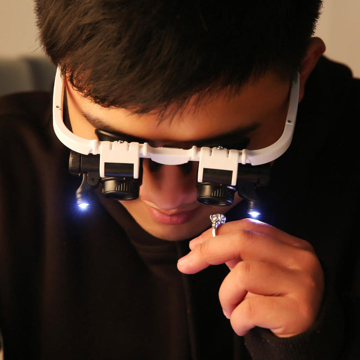 "Vergrößerungsbrille mit 3 Linsen, LED-Licht, leichte Fassung; ideal für präzise Details und Arbeiten bei wenig Licht."