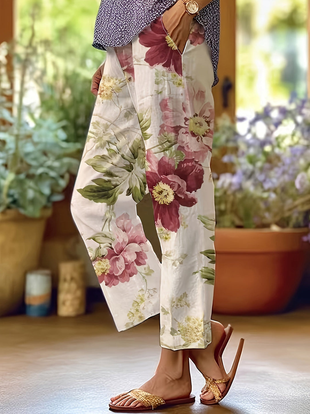 "Verkürzte Damenhose mit leuchtendem Blumenmuster, ideale Sommerhose, stilvoll und bequem, figurbetont und modern."
