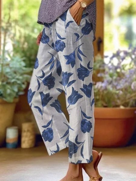 "Verkürzte Damenhose mit leuchtendem Blumenmuster, ideale Sommerhose, stilvoll und bequem, figurbetont und modern."