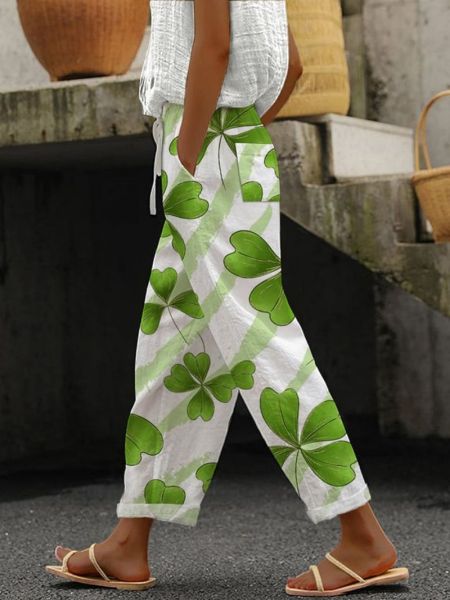 "Verkürzte Damenhose mit leuchtendem Blumenmuster, ideale Sommerhose, stilvoll und bequem, figurbetont und modern."