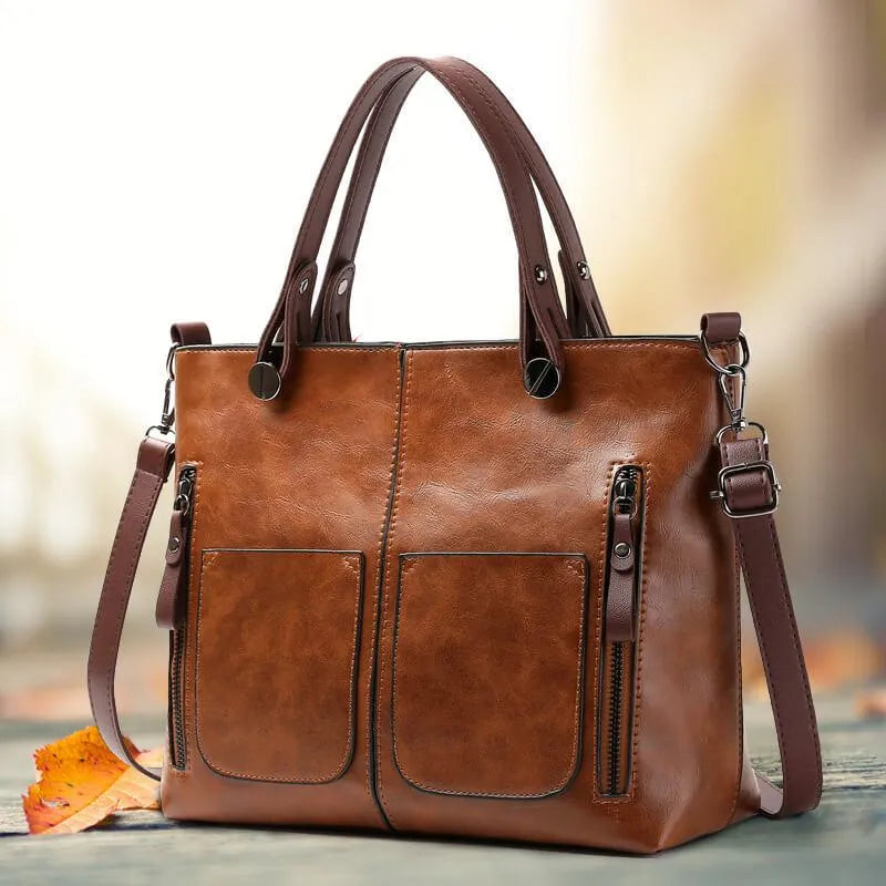 Veronica Ledertasche Vorderansicht: Elegante, braune Umhängetasche aus feinem Leder mit verstellbarem Riemen und Magnetversch