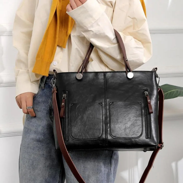 Veronica Ledertasche Vorderansicht: Elegante, braune Umhängetasche aus feinem Leder mit verstellbarem Riemen und Magnetversch
