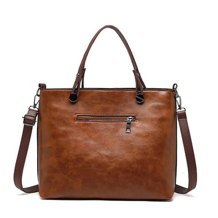 Veronica Ledertasche Vorderansicht: Elegante, braune Umhängetasche aus feinem Leder mit verstellbarem Riemen und Magnetversch