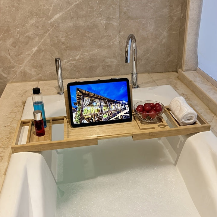 "Verstellbare Bambus-Badewannenablage für stilvolle Entspannung, geeignet für Buch, Kerze und Getränk, langlebig und elegant.