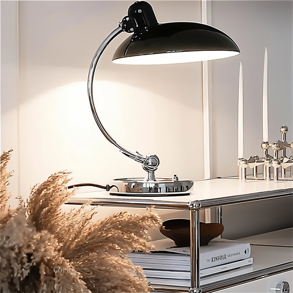 Verstellbare Schreibtischlampe aus Eisen im Vintage-Stil mit warmem Licht und Retro-Design, ideal zum Lesen und Arbeiten.