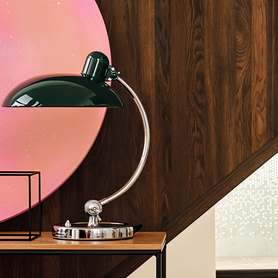 Verstellbare Schreibtischlampe aus Eisen im Vintage-Stil mit warmem Licht und Retro-Design, ideal zum Lesen und Arbeiten.